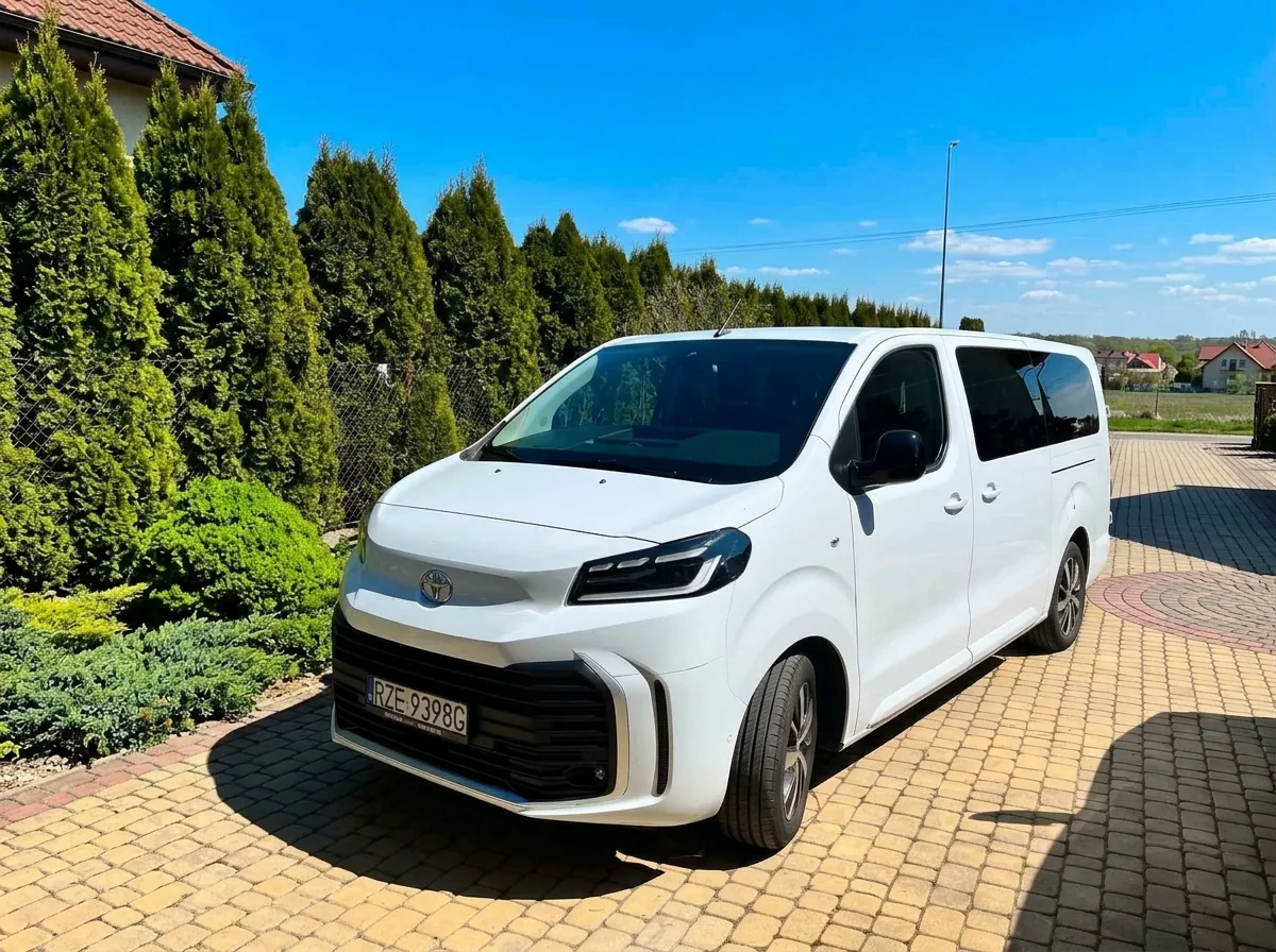 Toyota Proace Verso 2025 (automat) — biały 8-osobowy bus, ujęcie 3/4 z przodu