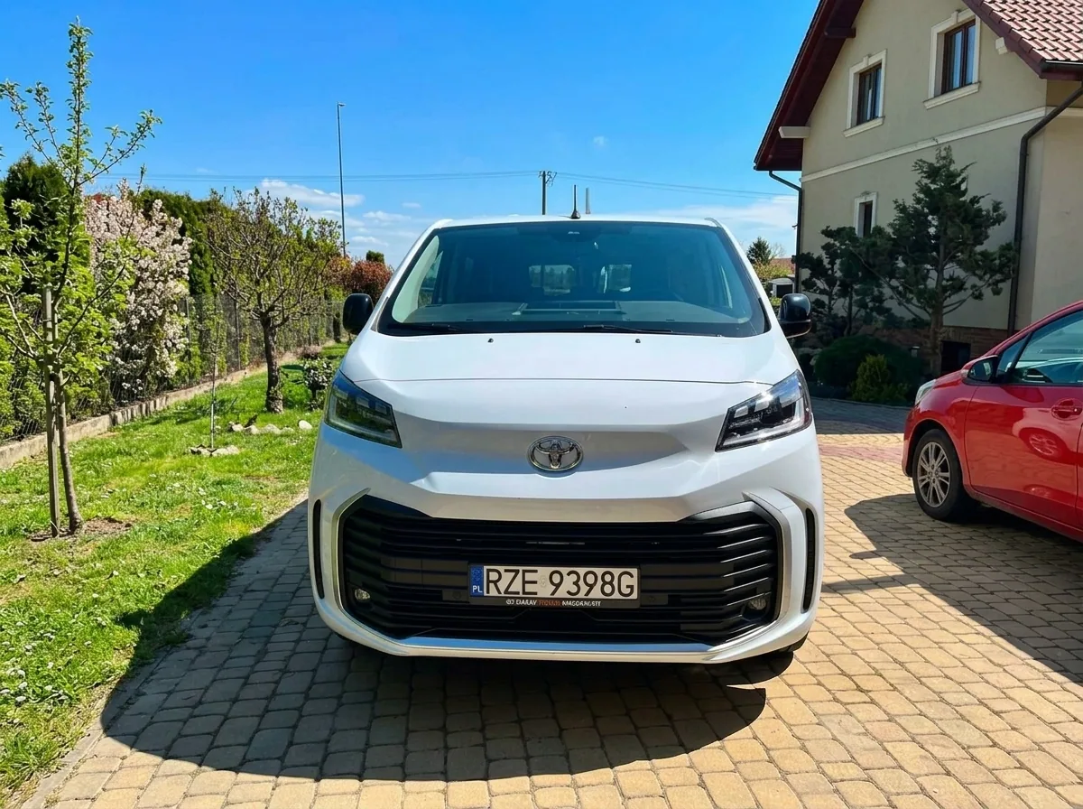 Toyota Proace Verso 2025 — przód auta, atrapa chłodnicy i reflektory