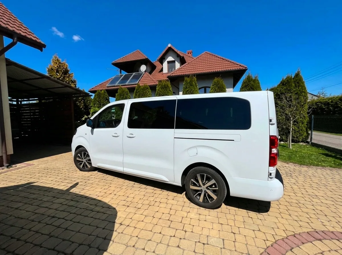 Toyota Proace Verso 2025 — bok auta, długie nadwozie z drzwiami przesuwnymi