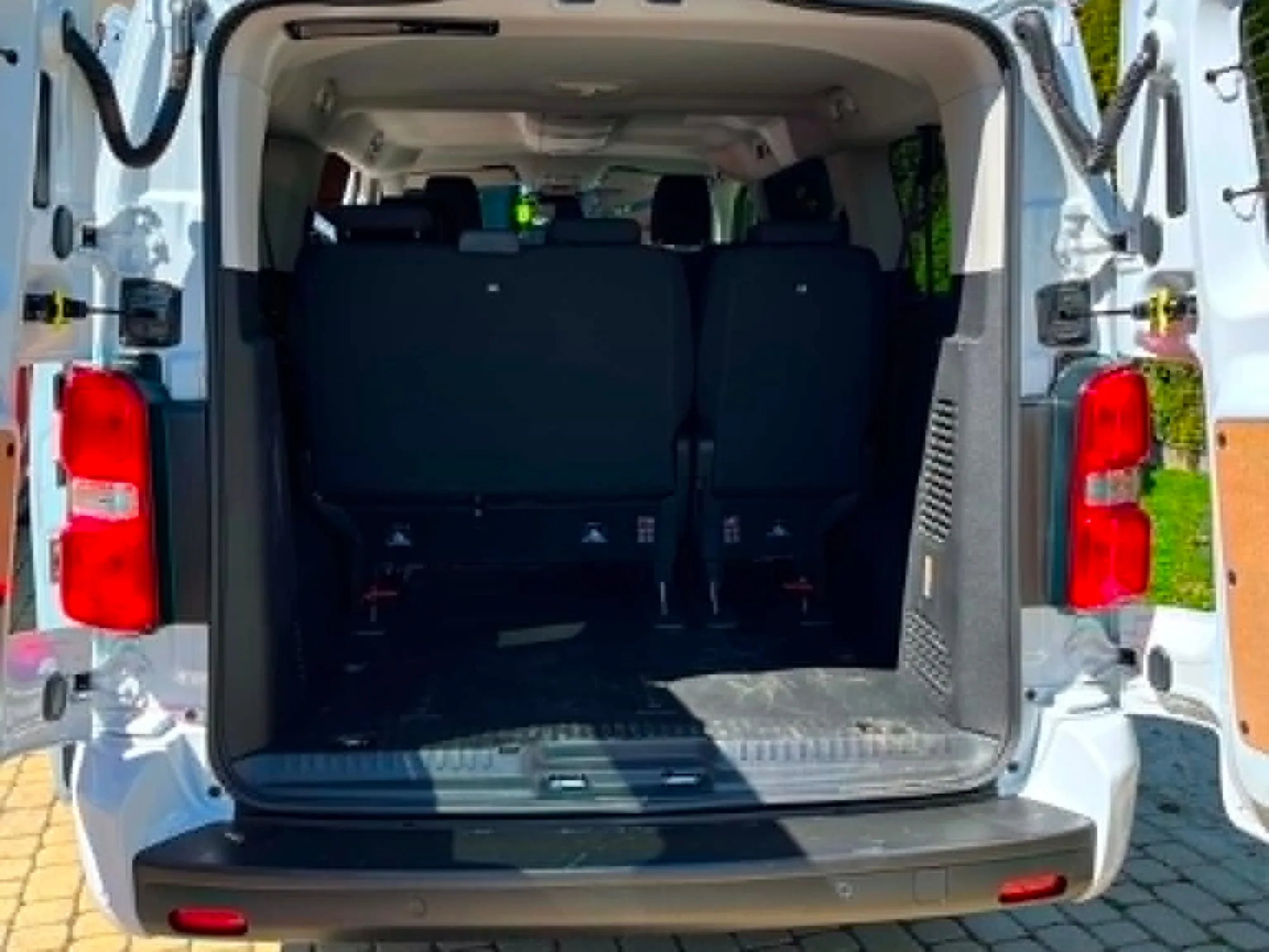Toyota Proace Verso 2025 — tył auta z otwartą klapą, widok na wnętrze