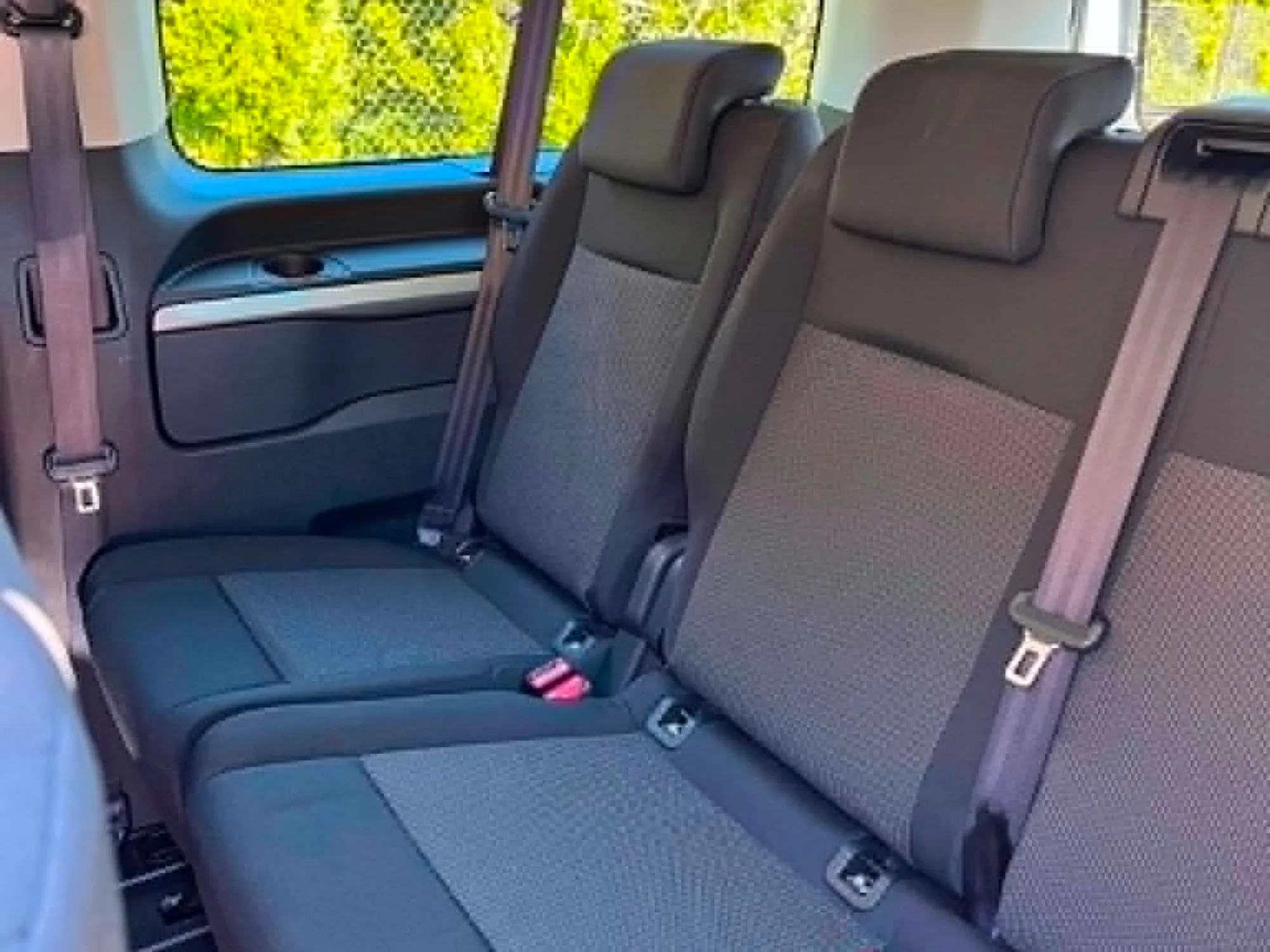 Toyota Proace Verso 2025 — wnętrze, fotele pasażerskie z pasami