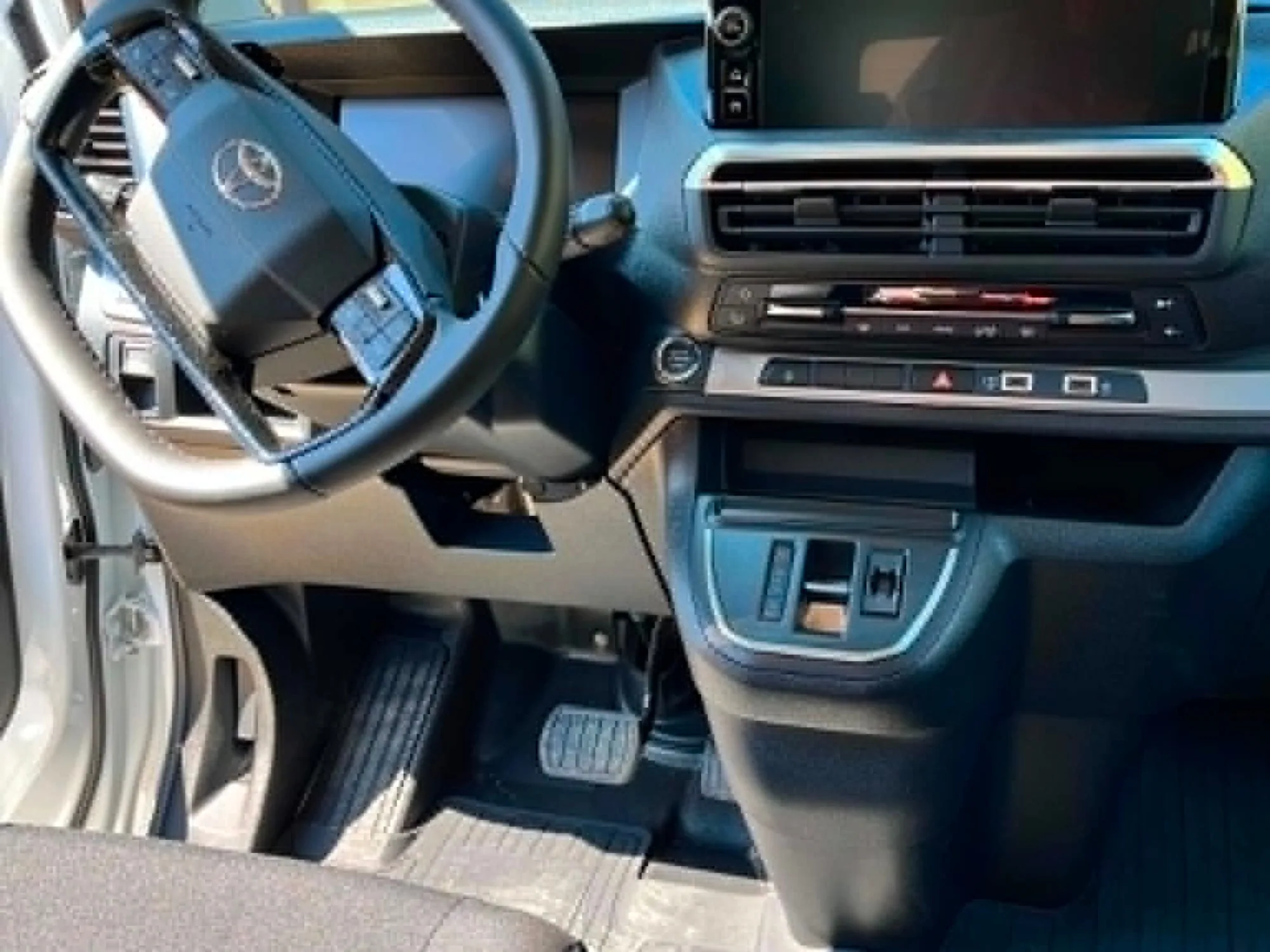 Toyota Proace Verso 2025 (automat) — kokpit, kierownica i deska rozdzielcza