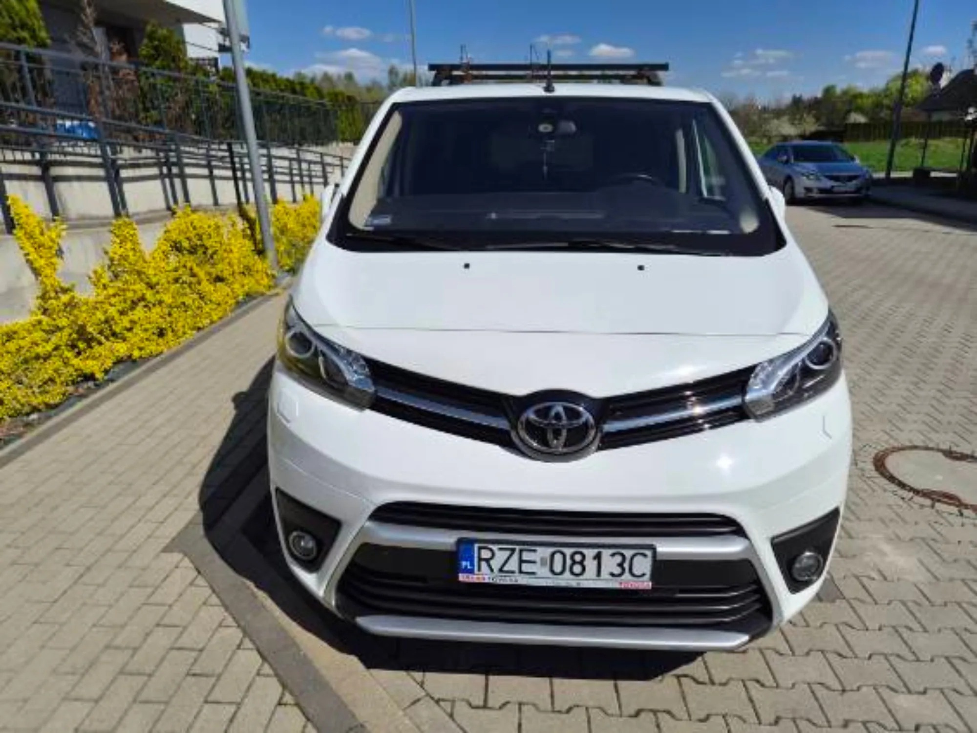 Toyota Proace Verso 2021 — przód auta, atrapa chłodnicy i reflektory