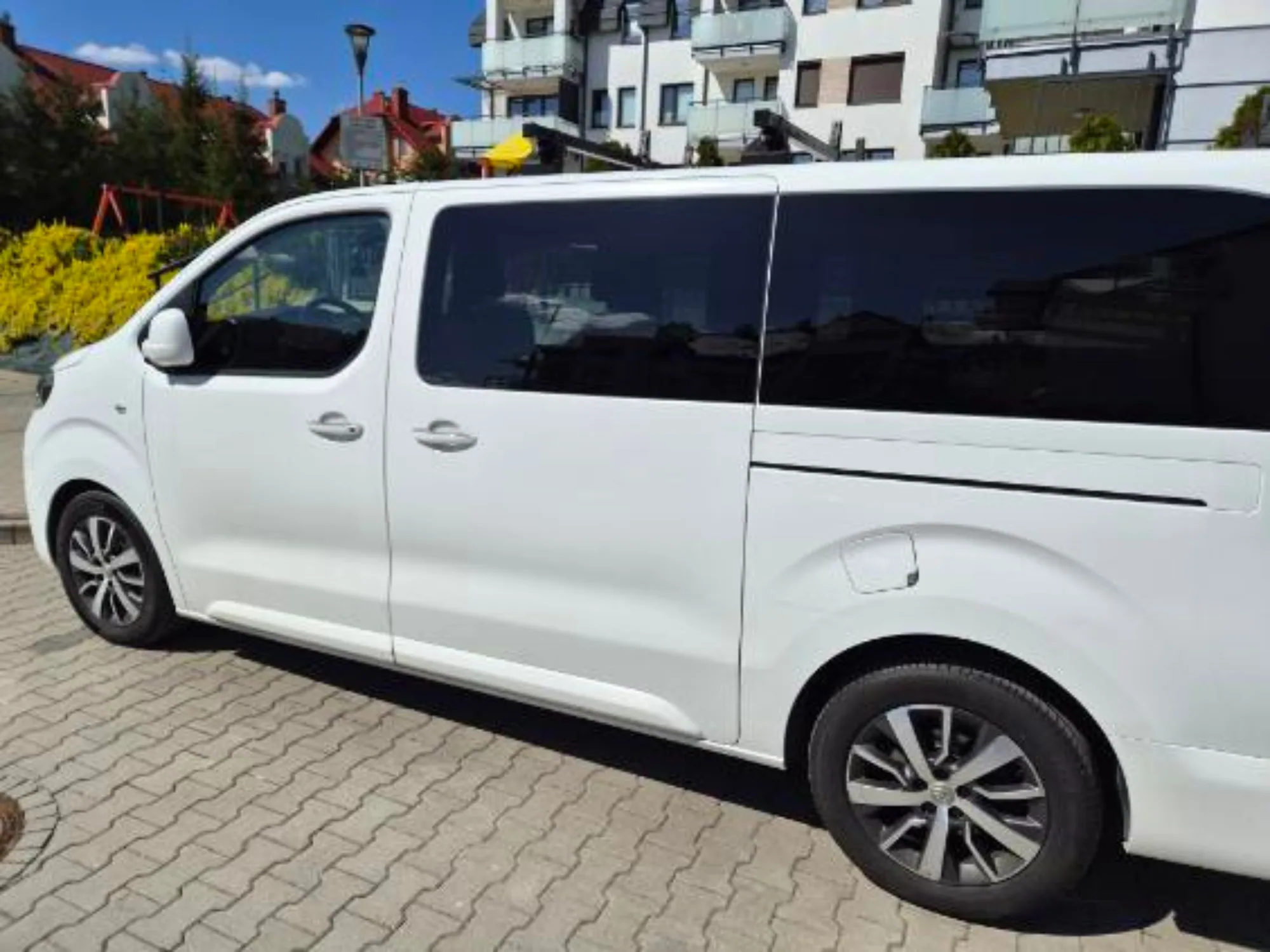Toyota Proace Verso 2021 — bok auta, wersja długa L2 z drzwiami przesuwnymi