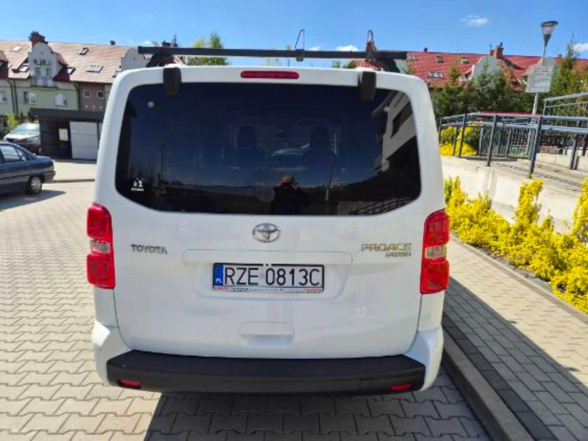 Toyota Proace Verso 2021 — tył auta z napisem Proace Verso