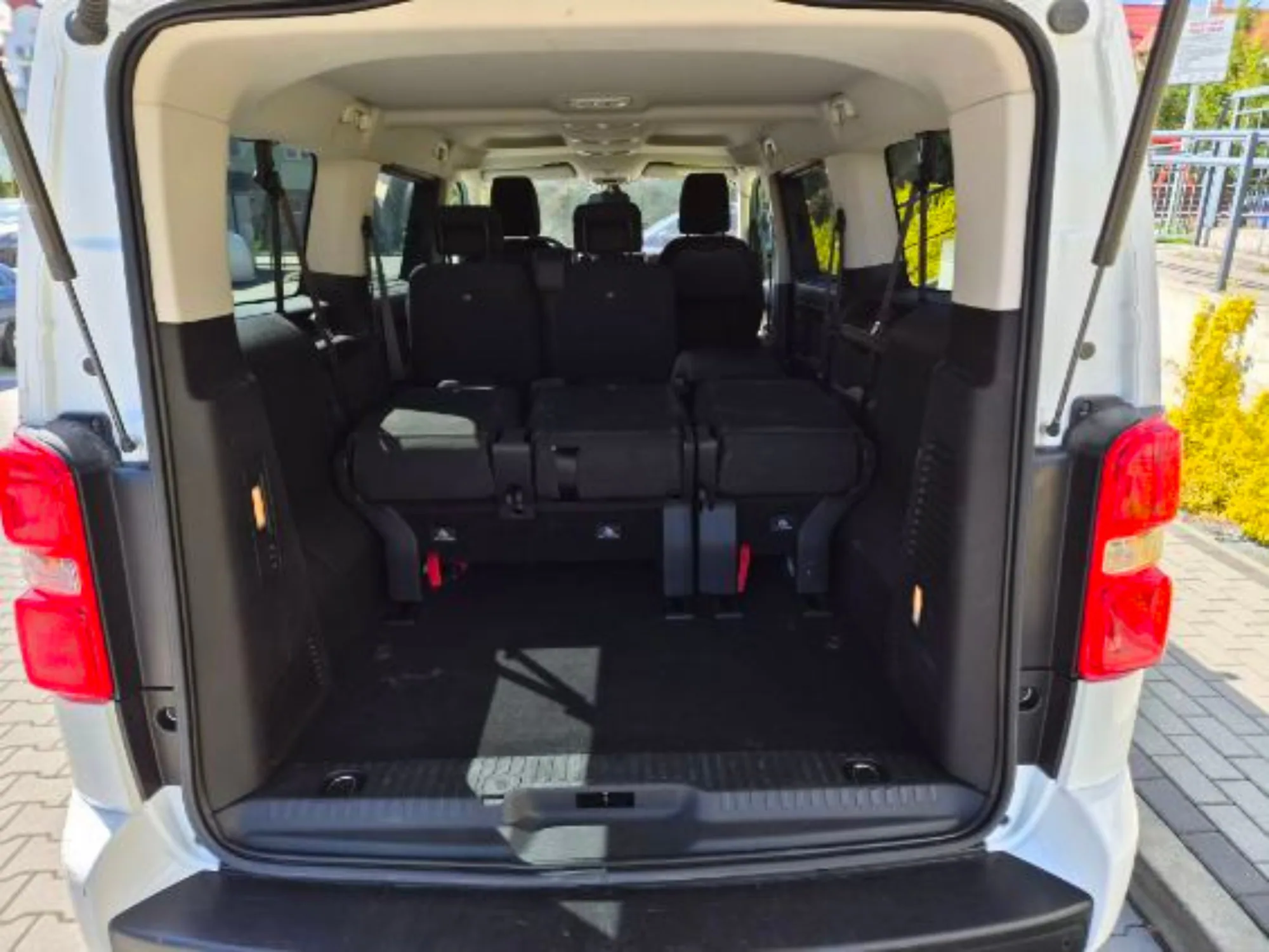 Toyota Proace Verso 2021 — otwarty bagażnik i przestrzeń pasażerska