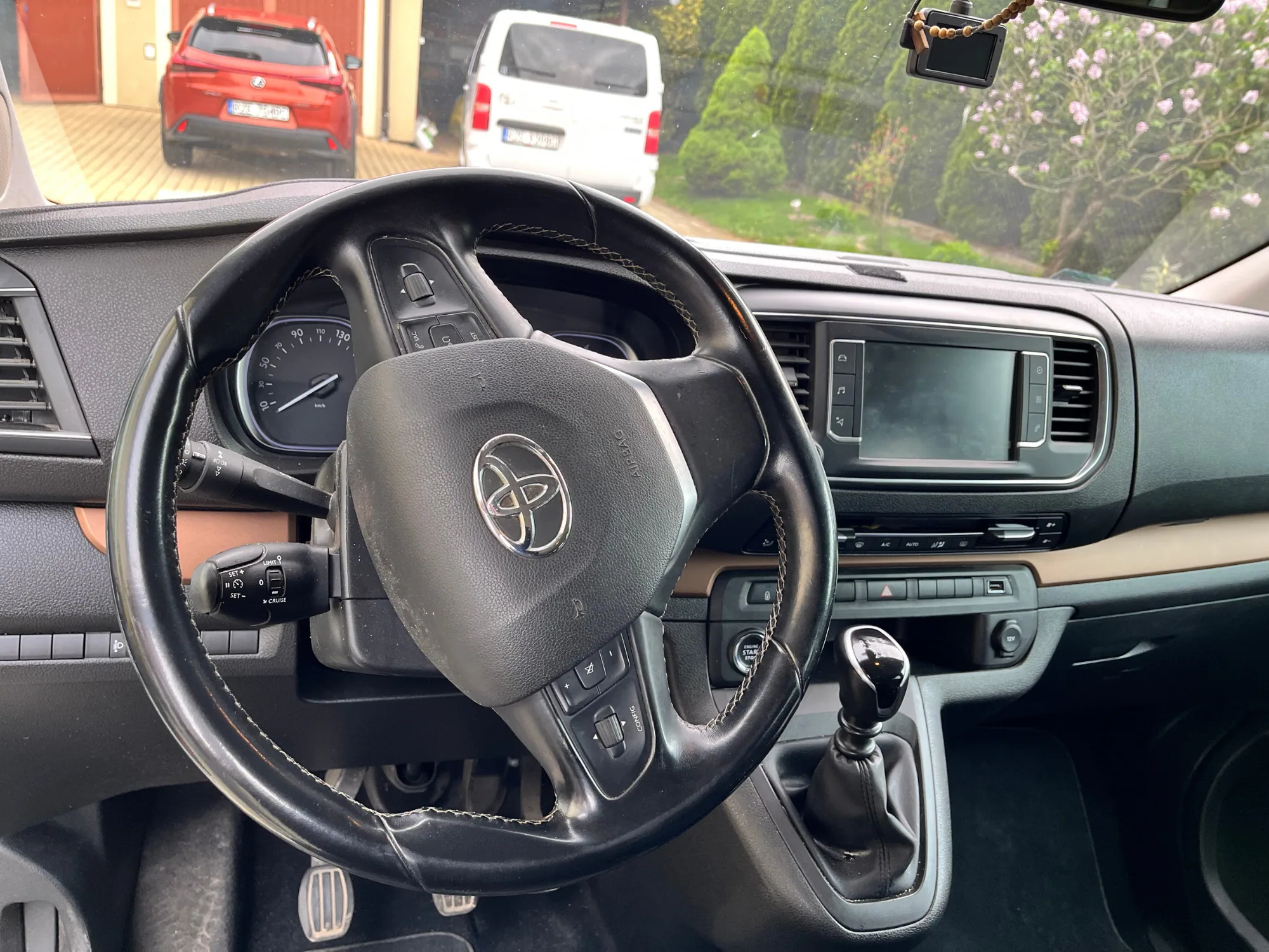 Wnętrze Toyoty Proace Verso 2021 — kokpit z manualną skrzynią biegów