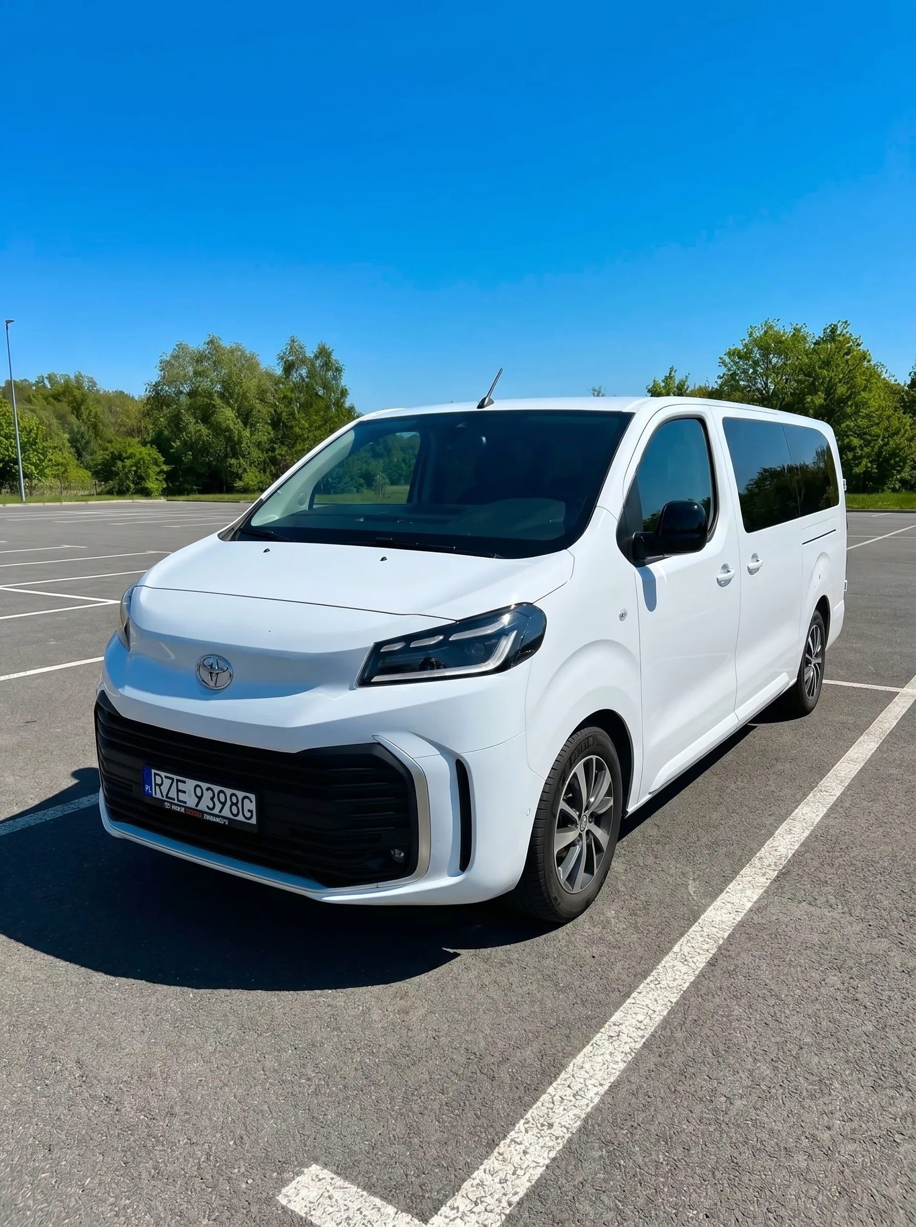 Toyota Proace Verso 2025 — automat, biały bus 8-osobowy, ujęcie 3/4 z przodu